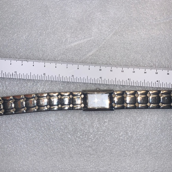 Givenchy watch silver tone and shell pearl front face. - Picture 4 of 12